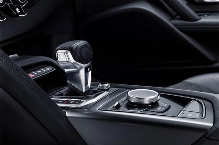 Audi unveils rear-wheel-drive R8 V10 RWS with 540hp